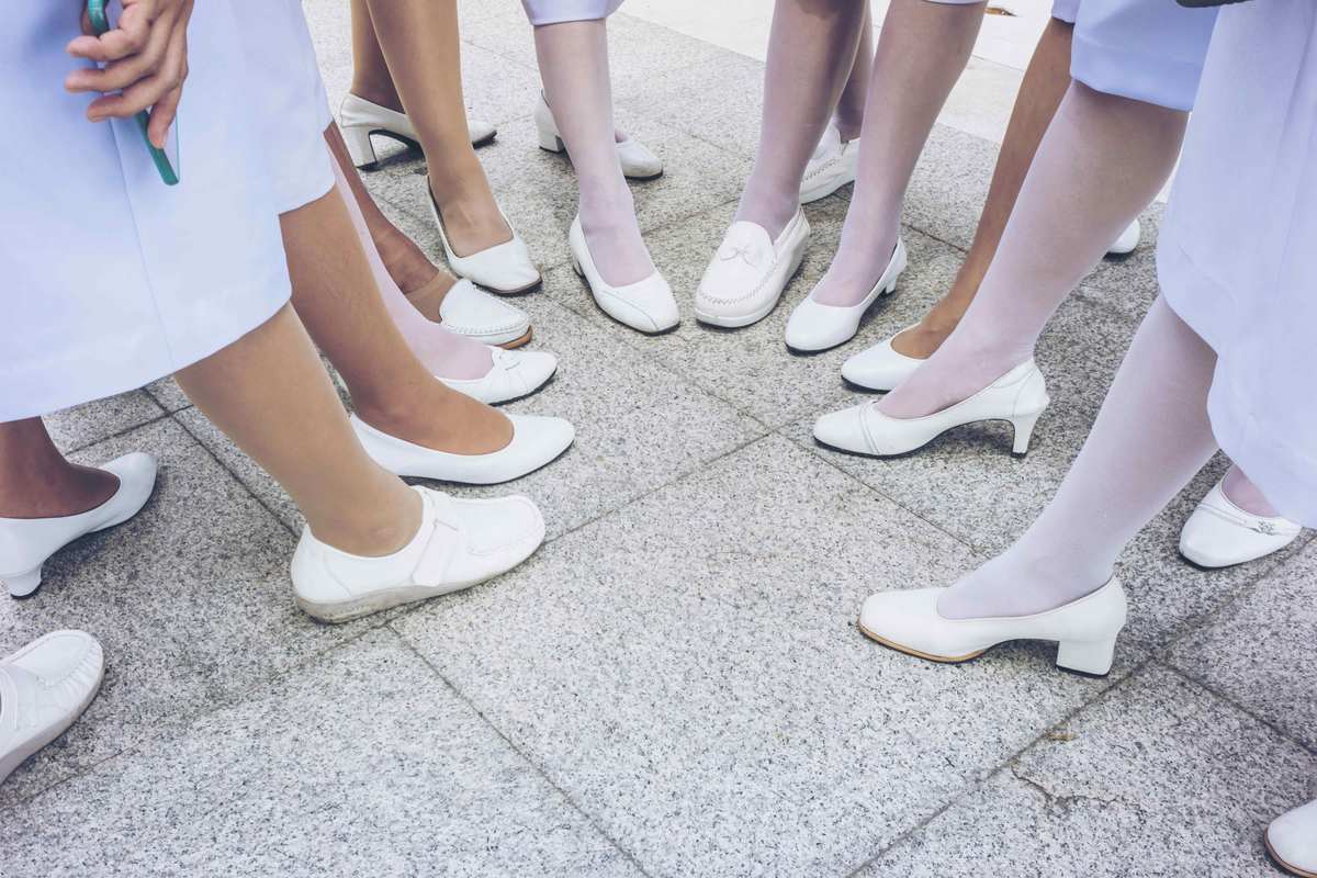 comfortable white shoes for nurses